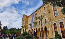 أول إجراء بعد تهديدات إيران.. الجامعة الأميركية في بيروت تتحوّل "أونلاين"